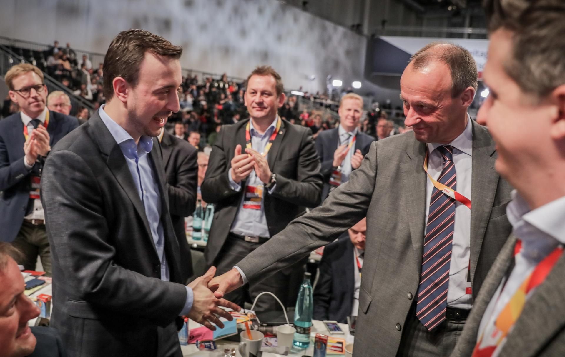 Paul Ziemiak nimmt nach seiner Wahl zum Generalsekretär die Gratulation von Friedrich Merz an.