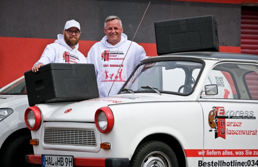 Geschäftsführer Sebastian Drexler (r.) und sein Mitarbeiter Manfred Obansky liefern das Fleisch mit dem Trabi aus.