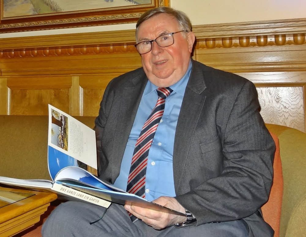 Ewald Pirl konnte den Rheinland-Pfälzer an der Anlegestelle am Schloss begrüßen, mit dabei war der Direktor der Kulturstiftung Thomas Weiß (re.).