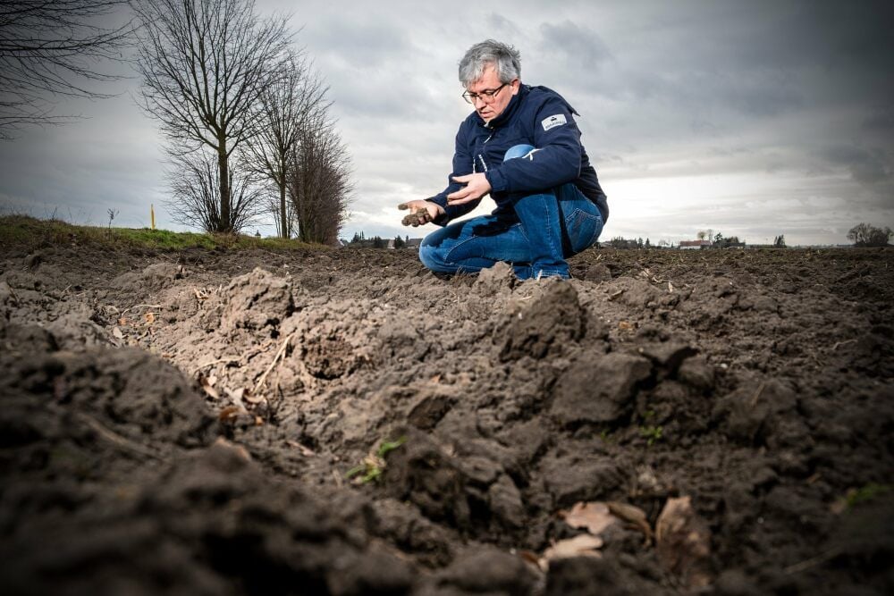 Ohne Boden keine Produktion: Landwirt Maik Bilke und seine Mitarbeiter bewirtschaften 2.250 Hektar rund um das kleine Dorf Selbitz.