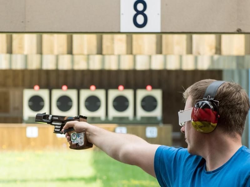 Oliver Geis trainiert 2016 im Schießsportzentrum mit der Olympischen Schnellfeuerpistole. Foto: Jens-Ulrich Koch