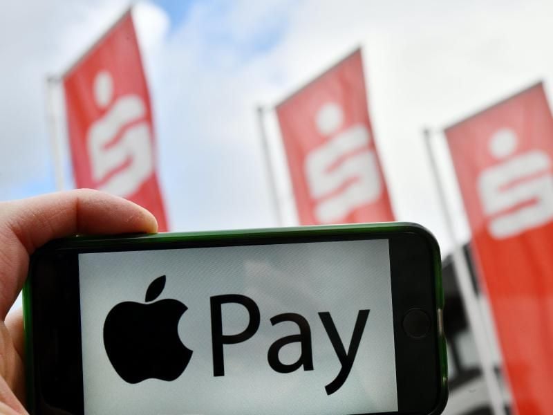 Ab Spätsommer sollen Sparkassenkunden auch mit Apple Pay in Geschäften bezahlen können. Abgebucht wird das Geld dann direkt von ihrem Girokonto. Foto: Frank May/pa/dpa