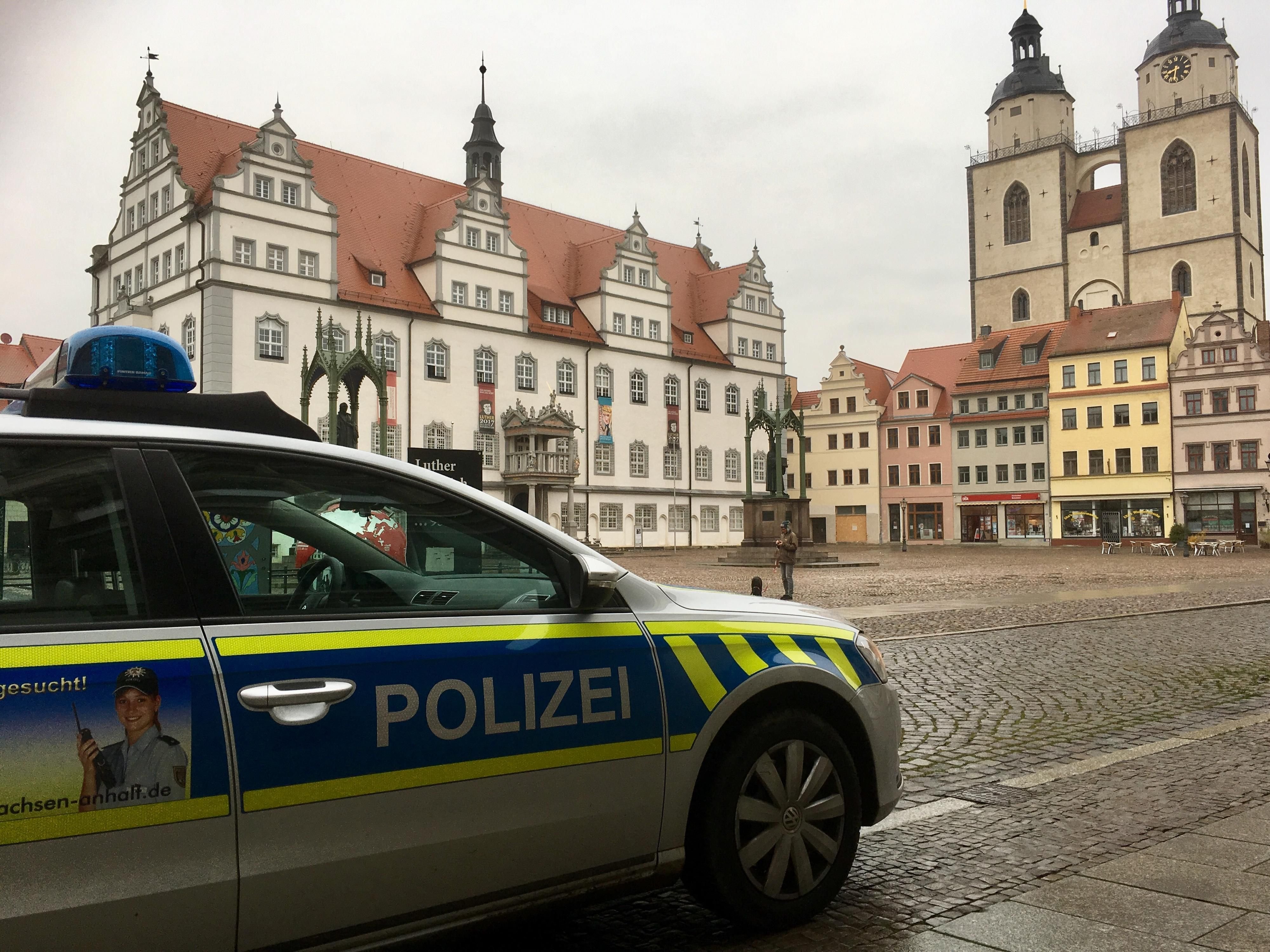 Polizei auf dem Wittenberger Marktplatz