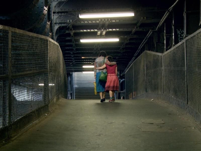 Schauspielerin Angela Winkler mit Tochter Nele am Bahnhof Friedrichstraße. Foto: rbb/ARTE