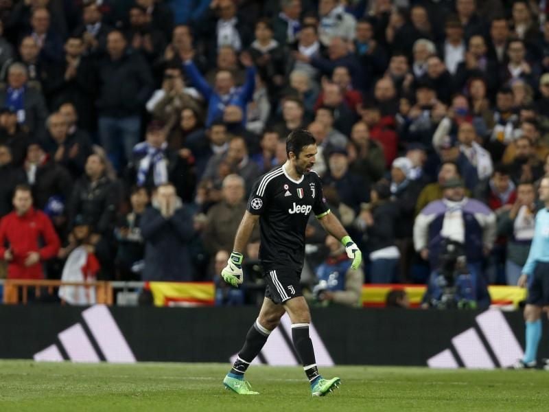 Juve-Keeper Gianluigi Buffon verlässt nach seiner Roten Karte enttäuscht den Platz. Foto: Francisco Seco
