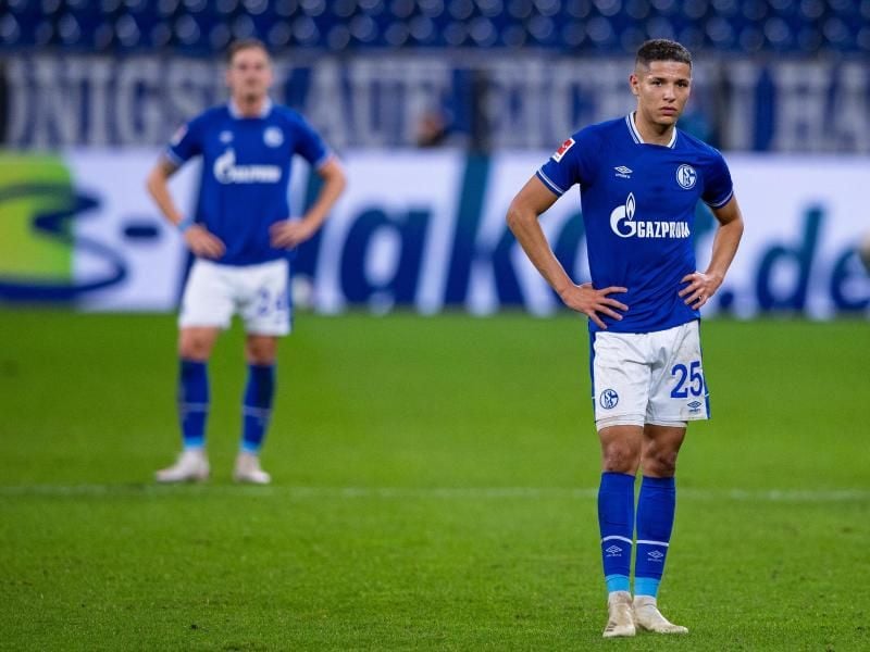 Der FC Schalke 04 um Amine Harit (r) wartet weiter auf einen Sieg. Foto: Guido Kirchner/dpa