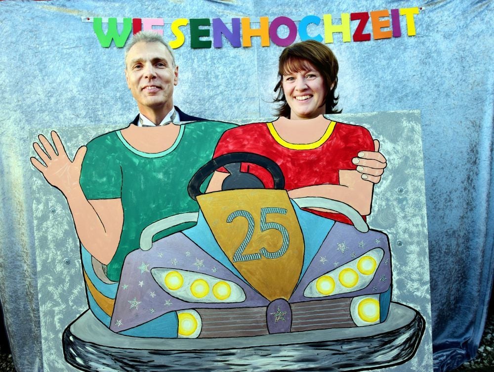 Witzige Foto-Idee zur Silberhochzeit: Heidi und Ingo Drogi sitzen im Autoscooter.
