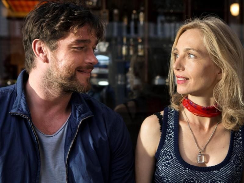 Martin (Ronald Zehrfeld) und Lena (Ursina Lardi) verlieben sich. Foto: SWR/Julia von Vietinghoff