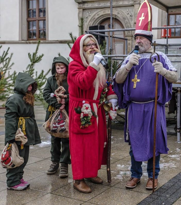 Weihnachtsmann und St. Nikolaus sind letztmalig gemeinsam auf dem Bad Schmiedeberger Nikolausmarkt zu sehen.