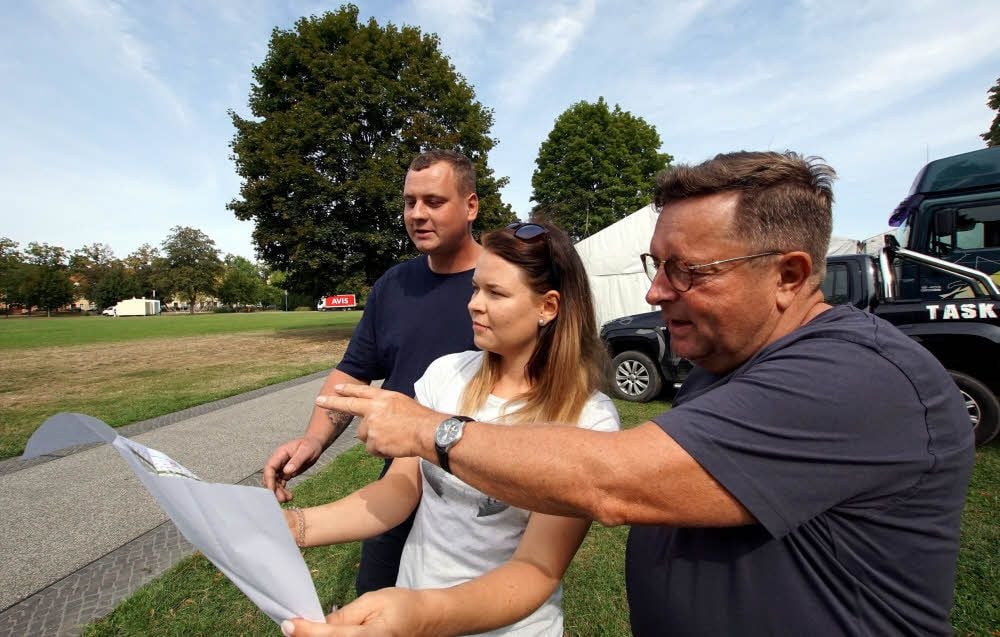 Harald Sporreiter (re.), Produktionsleiterin Anna Junge von Studio D4 Blankenburg und Marcel Wagner von Incognito Security besprechen den Aufbauplan.