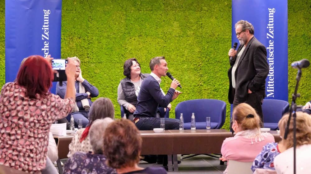 Mit einem bühnenreifen Kniefall fragt Turmspringer Andreas Wels, ob NT-Chef Matthias Brenner im nächsten Jahr den Sprung seines Lebens wagt.