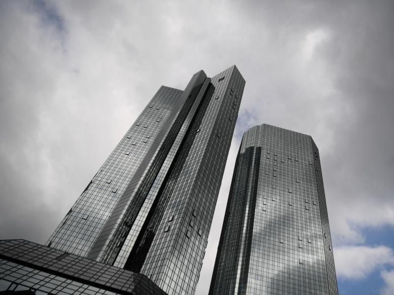 Dunkle Wolken ziehen über der Zentrale der Deutschen Bank im Frankfurter Bankenviertel hinweg. Foto: Arne Dedert