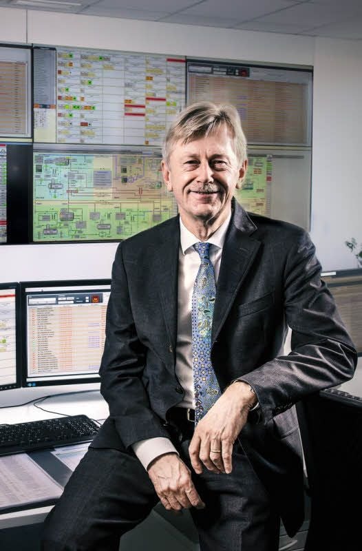 Karl Gerhold in einem Leitstand in der Magdeburger Zentrale.