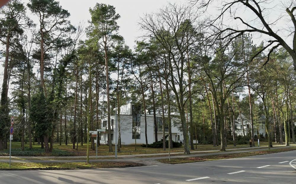 Als „weiße Kuben im dunklen Wald“ plante Walter Gropius das Meisterhaus-Ensemble mitsamt den Kiefern.