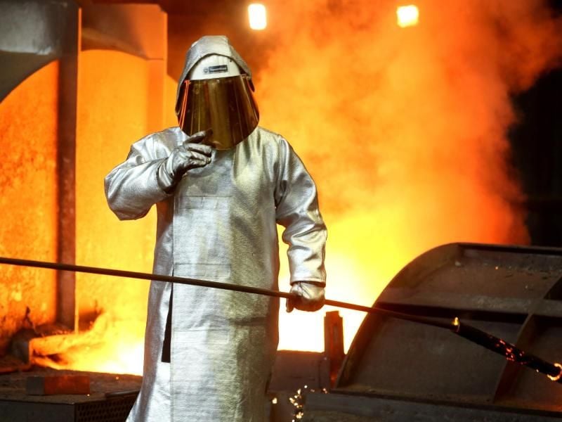 Stahlarbeiter am Hochofen 8 bei ThyssenKrupp in Duisburg: Die IG Metall verzichtet vorläufig auf eine konkrete Lohnforderung für rund vier Millionen Beschäftigte. Foto: Roland Weihrauch/dpa