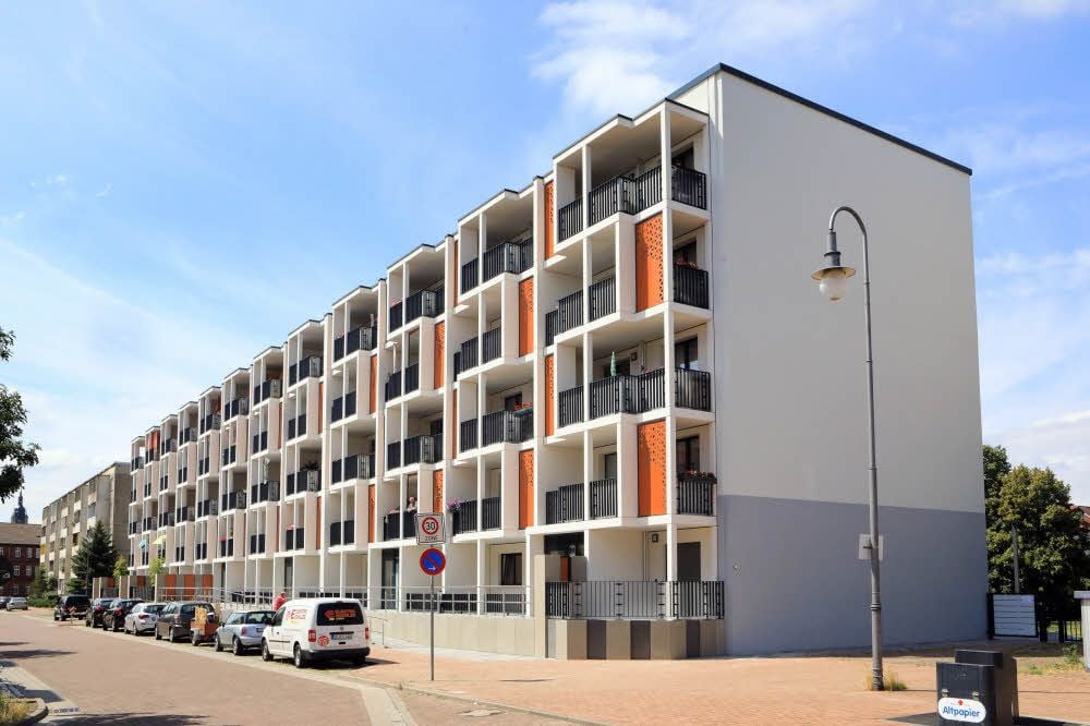 Die neu gestaltete Fassade des sanierten Blockes in der Marienstraße fällt auf.