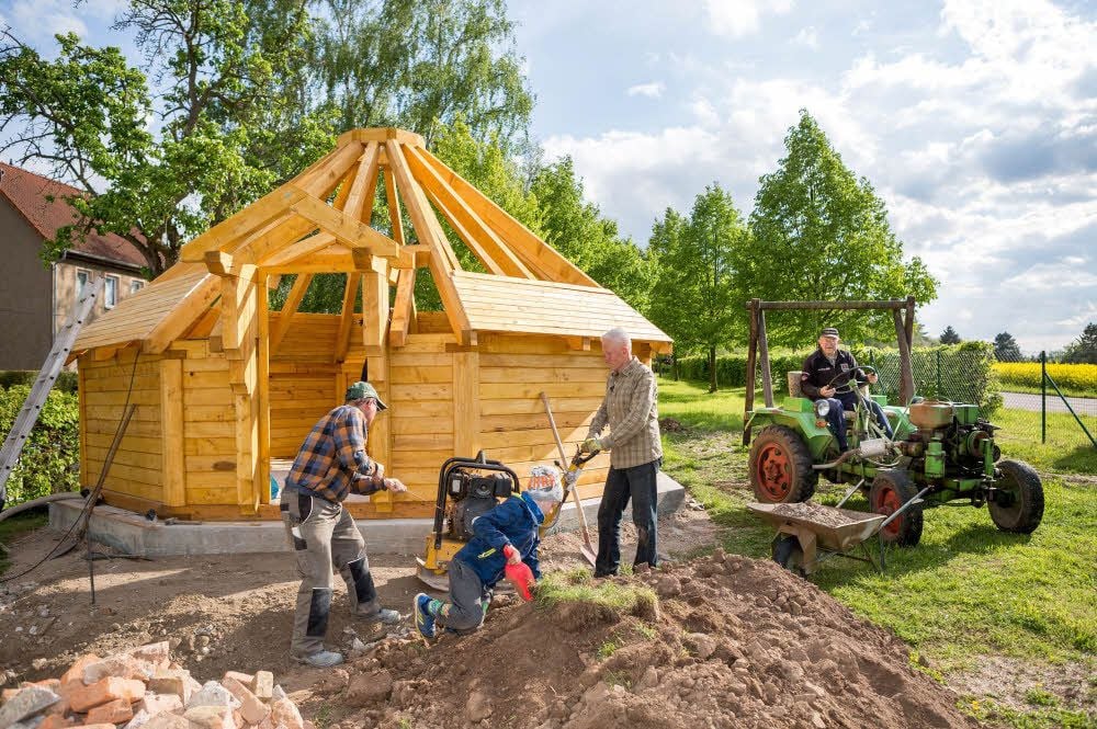 In Großosida bauen Mitglieder des Heimatvereins einen Pavillon.