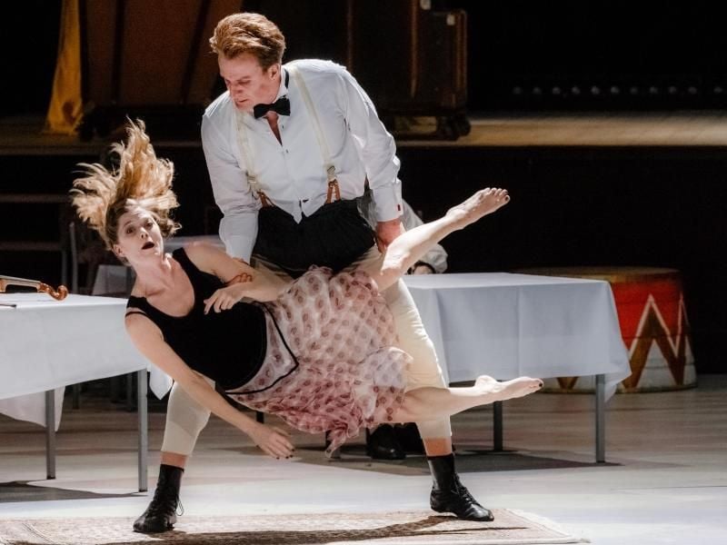 Barbara Hannigan als Lulu und Ivan Ludlow als "Ein Tierbändiger" in Hamburg. Foto: