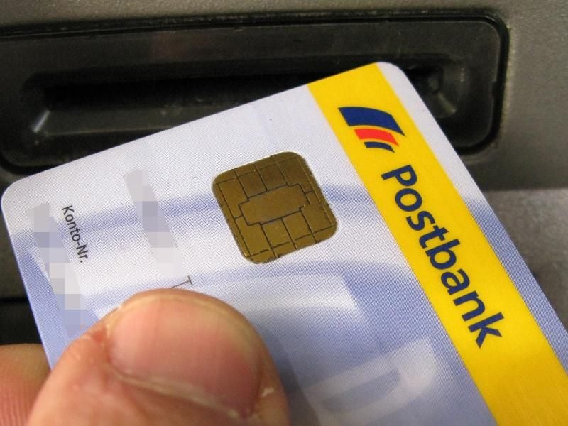 Die Serviceterminals der Postbank-Filialen führen derzeit keine Überweisungen aus. Foto: Franz-Peter Tschauner