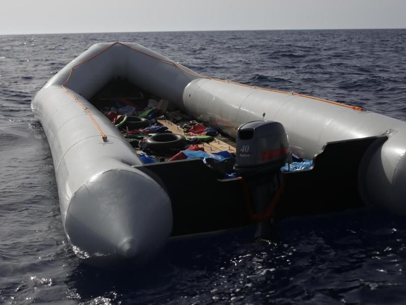 Ein zurückgelassenes Schlauchboot. Seit Januar sind mehr als 1400 Menschen bei der Flucht über das Mittelmeer ertrunken. Foto: Renata Brito/AP