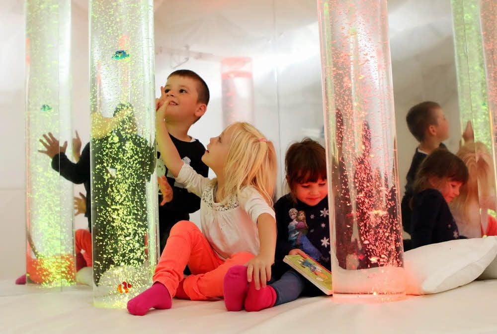 Ian, Ameli und Pia entspannen sich im Snoezelraum der Kindertagesstätte „Lebensfreude“ in Aken.