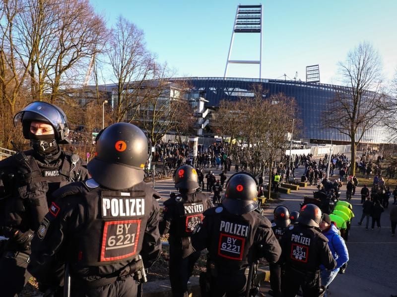 Polizeieinsatz vor dem Weserstadion. Foto (Archiv): Christian Charisius Foto: Christian Charisius