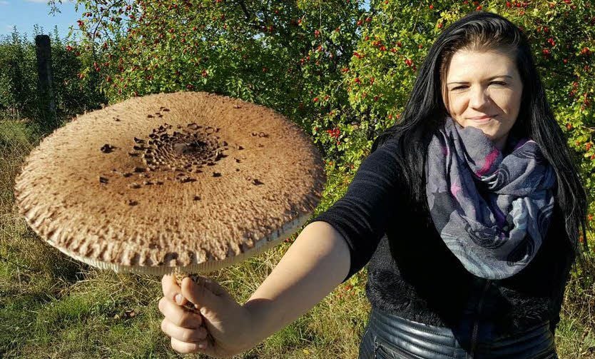Sabrina Imann präsentiert stolz den Schirmpilz aus Holzzelle.