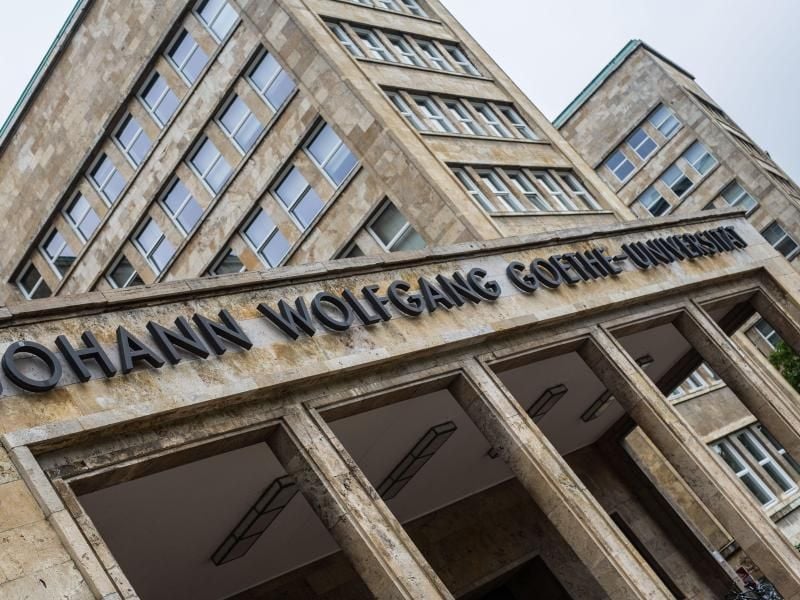 Der Schriftzug „Johann Wolfgang Goethe-Universität” ist vor dem Hauptgebäude zu lesen. Foto: Frank Rumpenhorst/dpa/Symbolbild