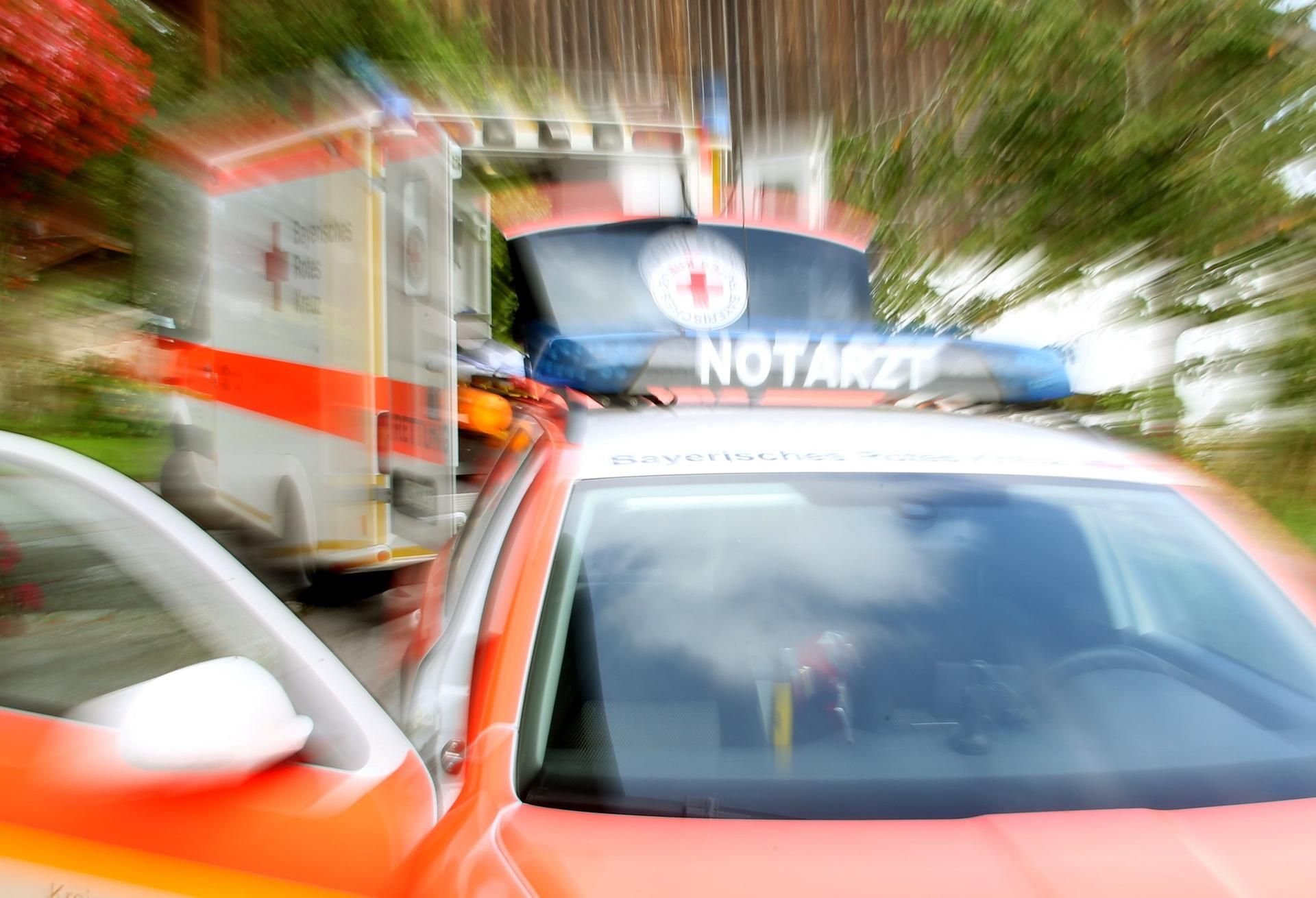 Ein Notarztwagen und ein Rettungswagen an einem Unfallort