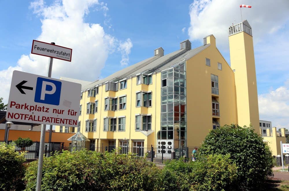 Strahlend: die sanierte und mit neuer Farbe versehene Fassade der Helios-Klinik