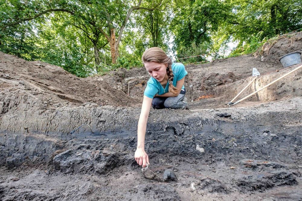 Ein Fund, den Archäologen nicht jeden Tag machen: Die spätbronzezeitliche Tasse im Grabungsfeld kann fast unversehrt geborgen werden.