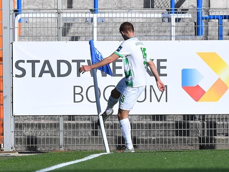 Torschütze Sebastian Ernst von Greuther Fürth feiert sein Tor mit einem Tritt gegen die Eckfahne. Foto: Guido Kirchner/dpa