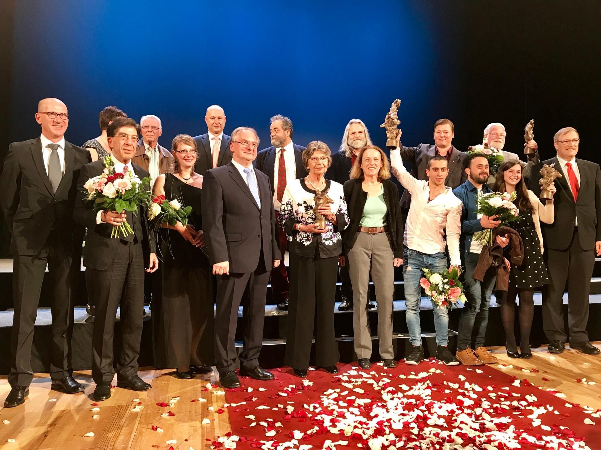 Gruppenbild der Preisträger des Bürgerpreises „Der Esel, der auf Rosen geht“ 2017