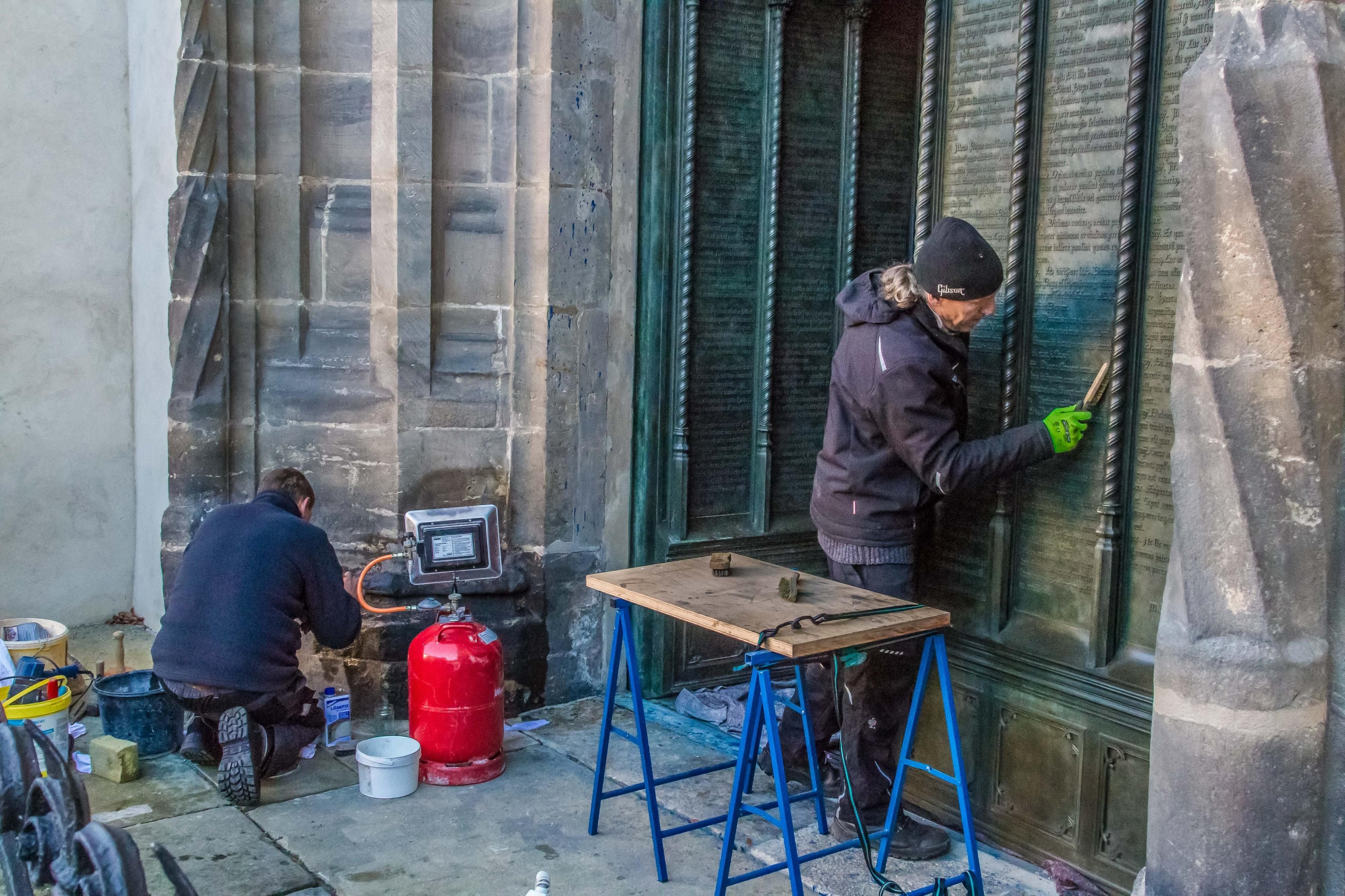Die Thesentür in der Wittenberger Schlosskirche wird gereinigt.