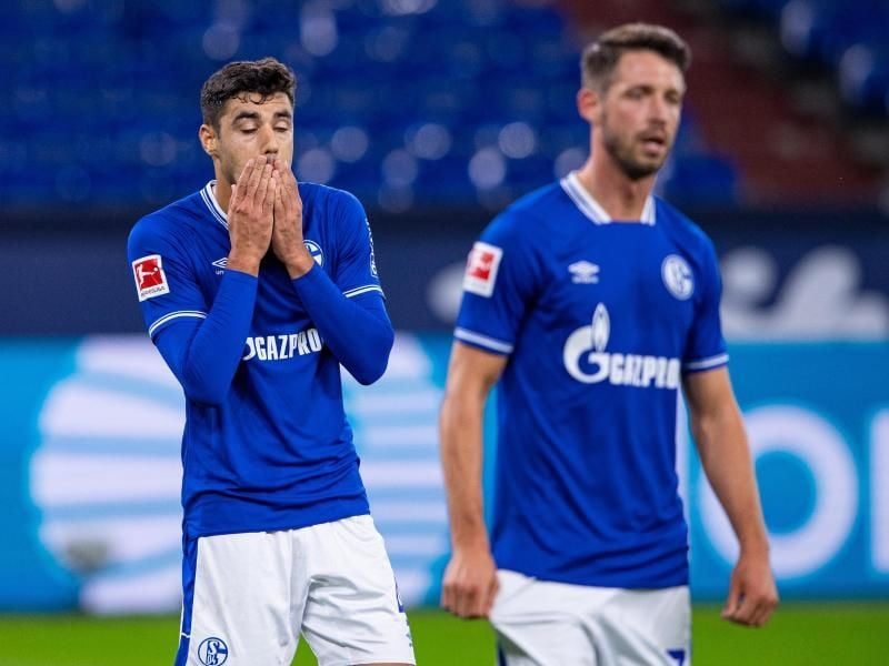 Der Schalker Ozan Kabak (l) soll Werder Bremens Ludwig Augustinsson bespuckt haben. Foto: Guido Kirchner/dpa