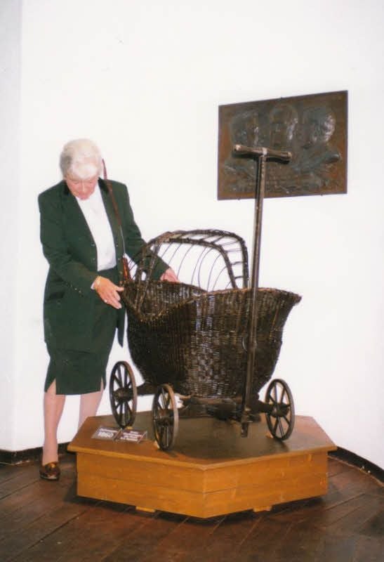 Diesen noch zu ziehenden Kinderwagen mit Weidenkorbgeflecht, den Margrit von Herder, Enkeltochter von Richard Naether, im Museum Schloss Moritzburg Zeitz 1996 begutachtet, produzierte ihr Urgroßvater Ernst Albert Naether um 1860.