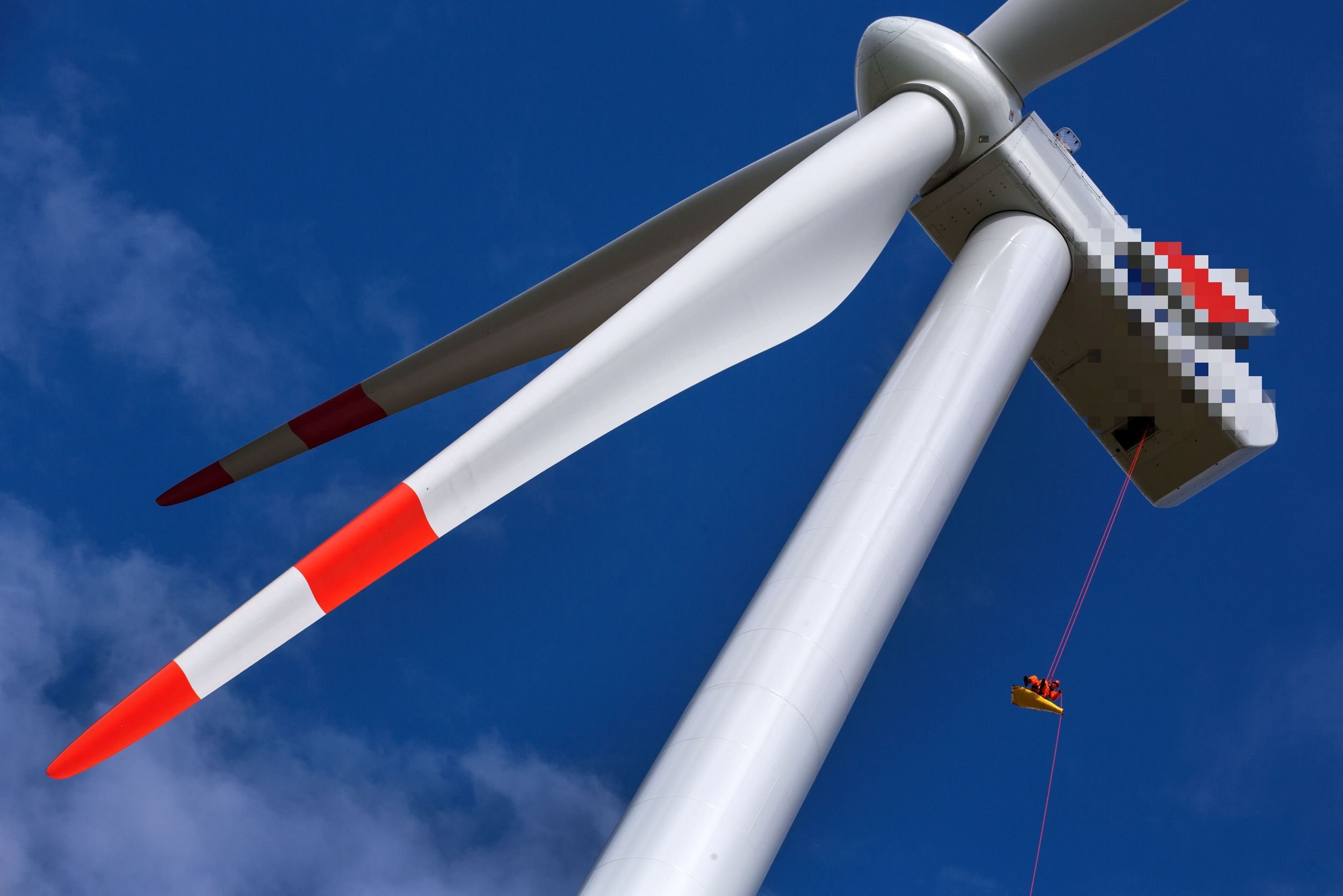 Blick auf den Rotor und die Gondel (Maschinenhaus) einer Windkraftanlage