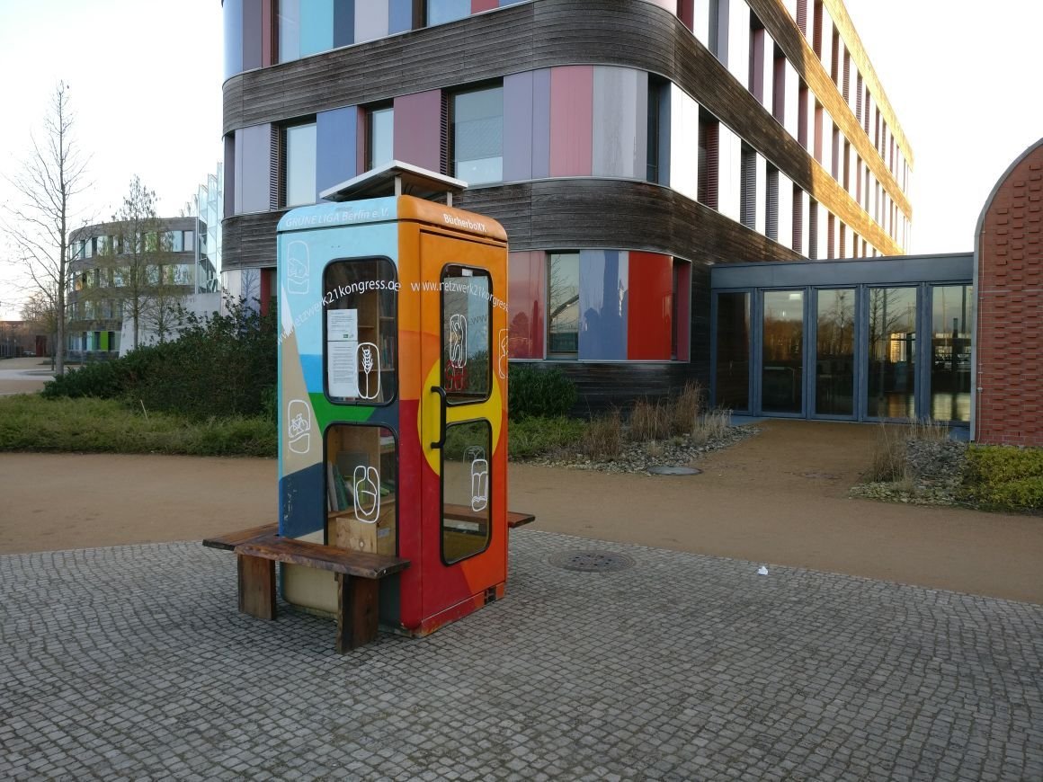 Die Bücherbox wird am Donnerstag neu plakatiert.