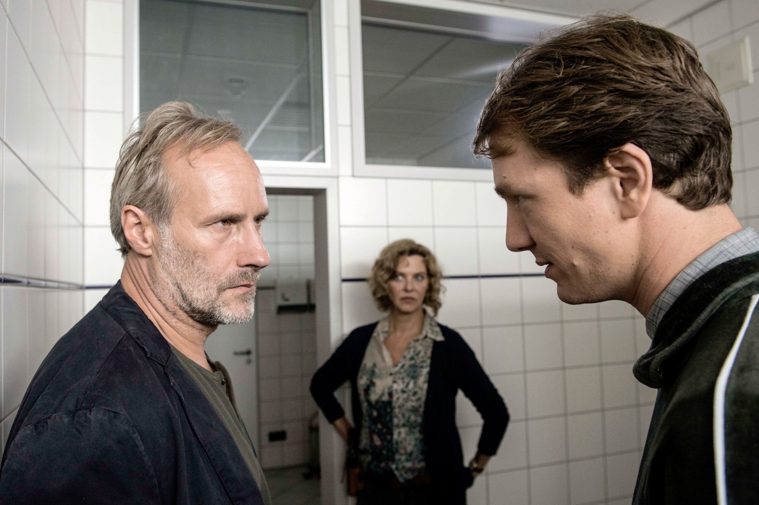 Wolfram Koch (als Paul Brix, l-r), Margarita Broich (als Kommissarin Anna Janneke Jan Krauter (als Nils Engels) in einer Szene des Krimis „Wendehammer“.