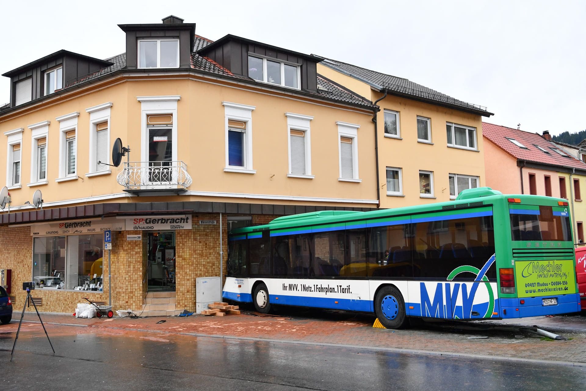 Der Bus ist frontal gegen die Hauswand gefahren.