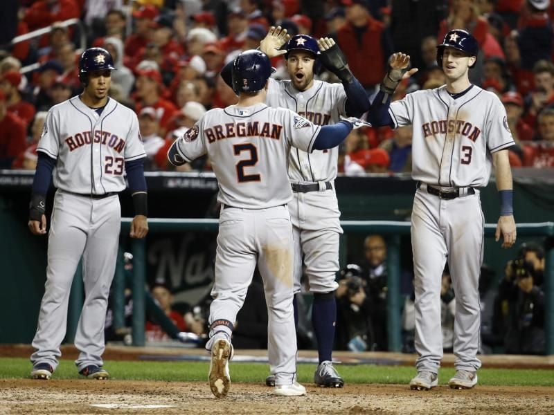 Die Spieler der Houston Astros feiern den Sieg gegen die Washington Nationals. Foto: Pablo Martinez Monsivais/AP/dpa