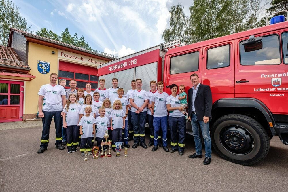Fast zwei Dutzend Querdenker versammelt diese MZ-Aufnahme vom August 2019. Kinder und Jugendliche der Feuerwehr Abtsdorf bekamen sie für ihre Teilnahme am Stadtpokallauf vom Oberbürgermeister (r.) persönlich.