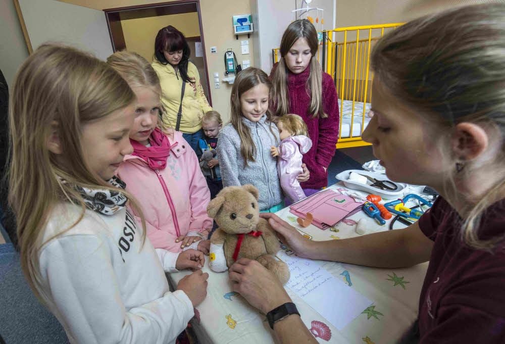 Auch Eva Maria (links) aus Halberstadt kam mit ihrem Teddy Oskar in die Sprechstunde von Frau Puppendoktor Julia Kresse.
