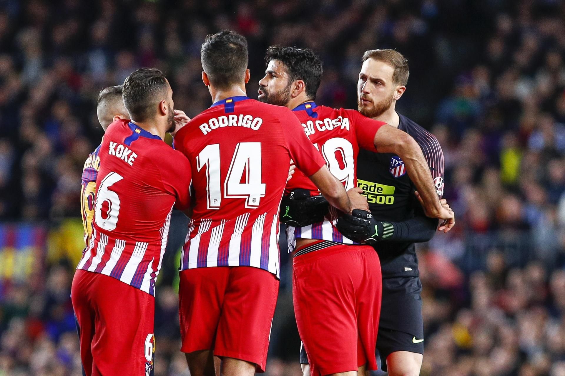 Diego Costa (2. v.r.) muss in den kommenden acht Ligaspielen bei Atletico Madrid zuschauen.