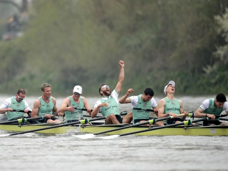 Die Herrenmannschaft der University of Cambridge jubelt über ihren Sieg gegen Oxford. Foto: Adam Davy/PA Wire