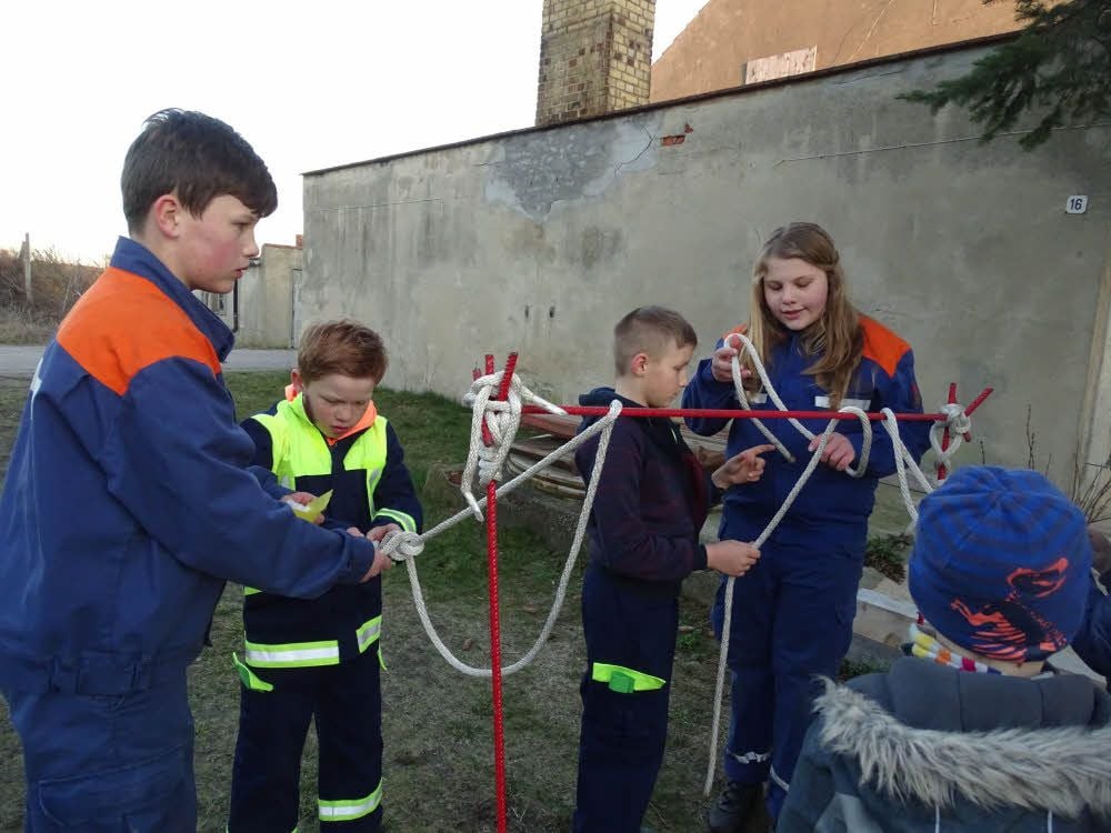Knotenkunde bei Luca und Leonie von der Jugendfeuerwehr