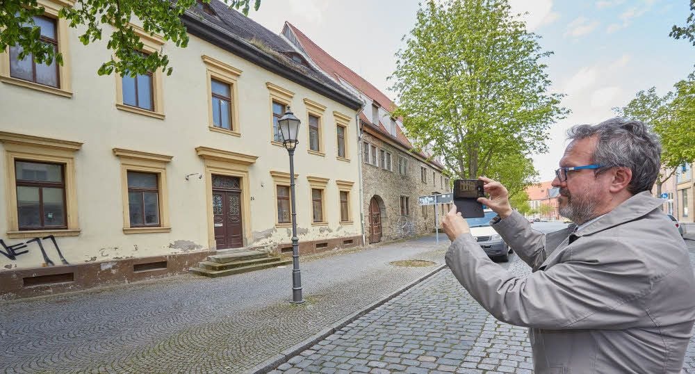 Bernburgs Wirtschaftsdezernent Holger Dittrich fotografiert die Alte Kanzlei an der Breiten Straße, die noch immer ihrer Restaurierung harrt.