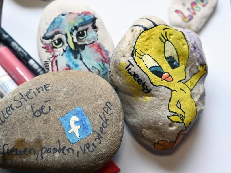 Von Mitgliedern der Facebook-Gruppe "#Allersteine" bemalte Steine liegen auf einem Tisch. Foto: Carmen Jaspersen/Archivbild