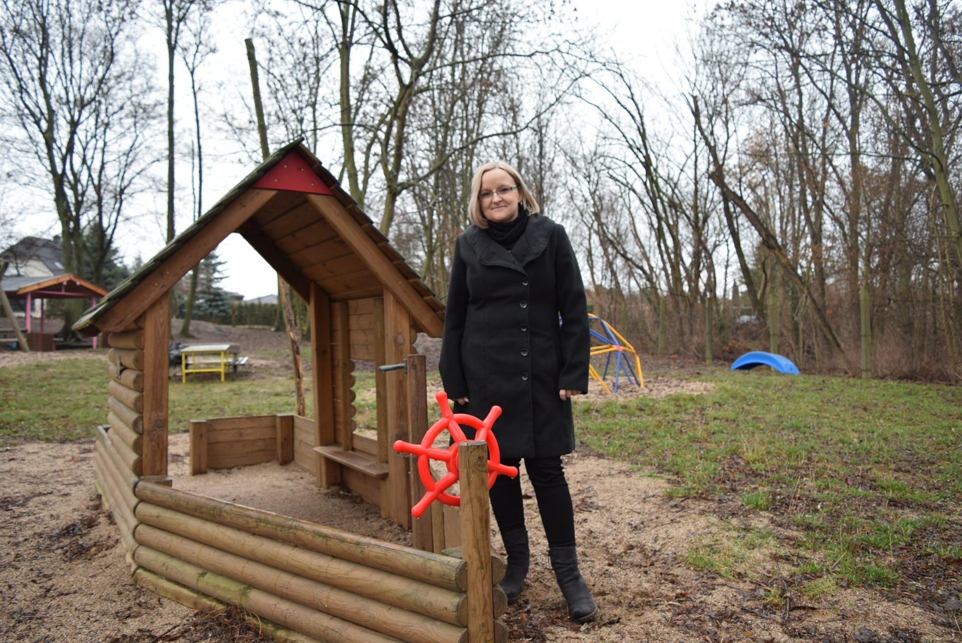 Im „Pumuckl“-Außengelände gibt es ein Holzschiff und ein blau-gelbes Klettergerüst, finanziert auch vom Verein Kinderglück, dessen Vorsitzende Sandra Schmidt ist.