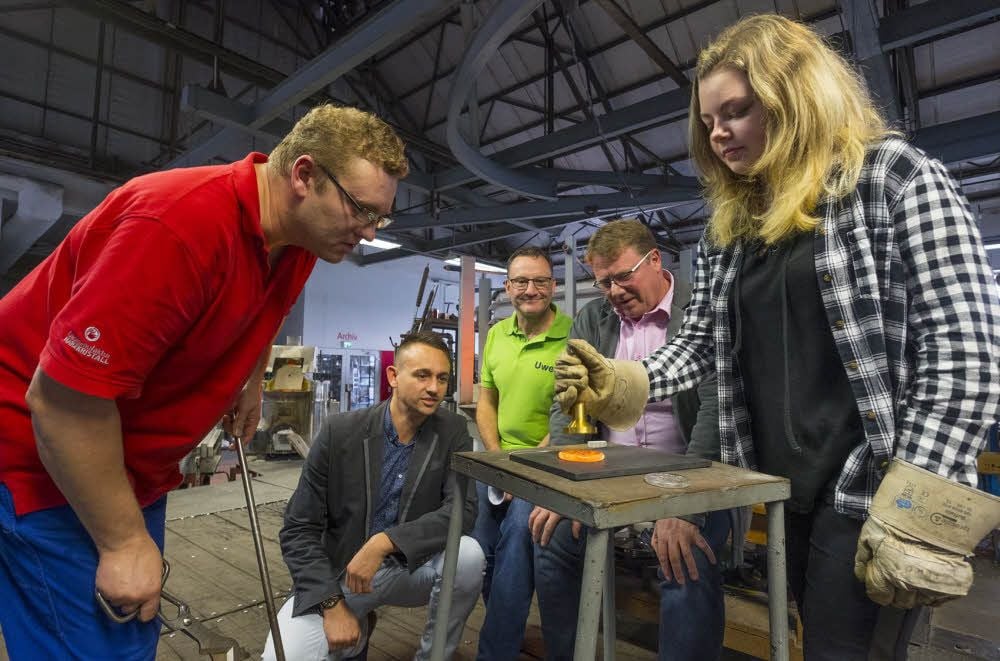 Torsten Kunze, Maik Fye, Uwe Wisotzki und Frank Hirschelmann beobachten (v. l.), wie Justine Göricke per Stempel die erste Medaille prägt.